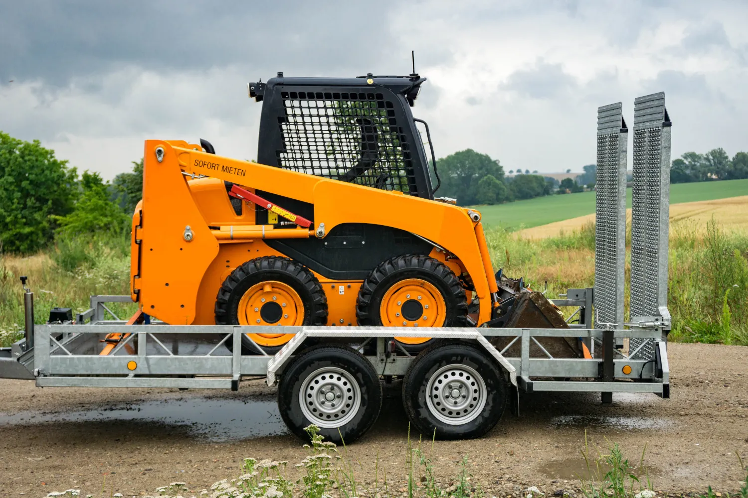  Baumaschine Radlader auf einem Anhänger 