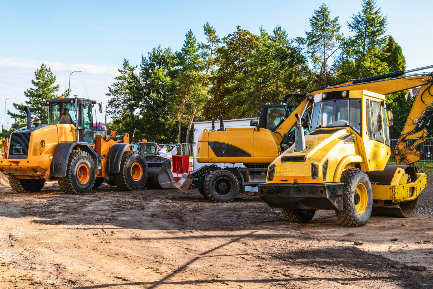 Schwere Industriemaschinen auf dem Parkplatz einer Baustelle